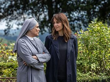 Die Begegnung mit Schwester Adriana (Laura Marinoni, rechts) und der Einblick in das Leben hinter Klostermauern machen Petra Delicato (Paola Cortellesi) nachdenklich.