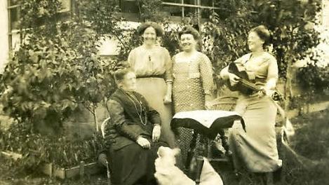 Mutter Louise Nicoletti mit ihren Töchtern Consuela, Adele und (mit Gitarre) Mizzi an der Südostseite des Hauses in Köslau. Consuela  wurde später die  Mutter von  Susi Nicoletti.   Fotos: Eckehard Kiesewetter/privat