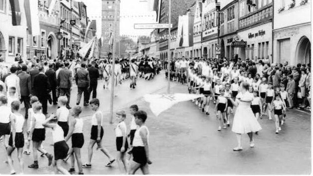 Die 100-Jahr-Feier des Vereins ist unvergessen. Der Festsonntag beim 150. Jubiläum wird den Marktplatz sicher wieder füllen. Archivfotos: privat