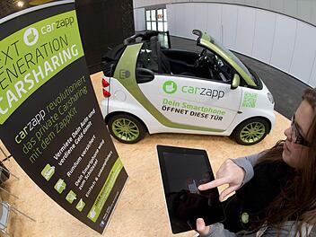 Wer ein Auto braucht, leiht es sich - mit Hilfe von Tablet oder Smartphone. Das Teilen - "shareconomy" - ist eines der wichtigsten Themen der Cebit. Foto: Jochen Lübke/dpa