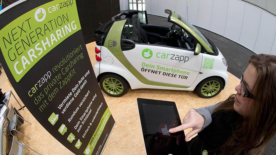 Wer ein Auto braucht, leiht es sich - mit Hilfe von Tablet oder Smartphone. Das Teilen - "shareconomy" - ist eines der wichtigsten Themen der Cebit. Foto: Jochen Lübke/dpa