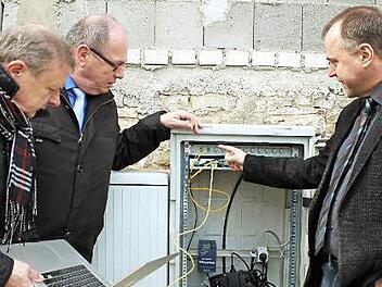 Interessiert lässt sich Bürgermeister Lothar Nagel (Mitte) von den Econtec-Mitarbeitern Hans Kosolowski und Bernd Probst das "Herz" des DSLAM-Schaltkastens im Mühlweg erklären. Foto: Peter Pfannes