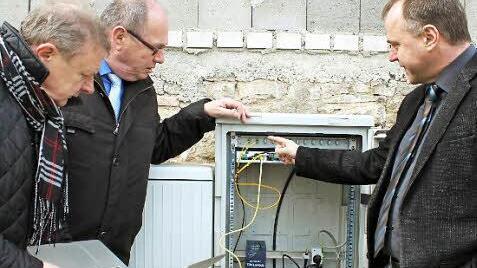 Interessiert lässt sich Bürgermeister Lothar Nagel (Mitte) von den Econtec-Mitarbeitern Hans Kosolowski und Bernd Probst das "Herz" des DSLAM-Schaltkastens im Mühlweg erklären. Foto: Peter Pfannes