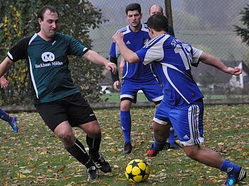 Zu den Leistungsträgern beim SV Friesen III gehört Florian Baier (links), der auch beim Spitzenspiel in Seelach zum Sieg seiner Mannschaft und damit zum Herbstmeistertitel beitrug. Foto: Herbert Kalb