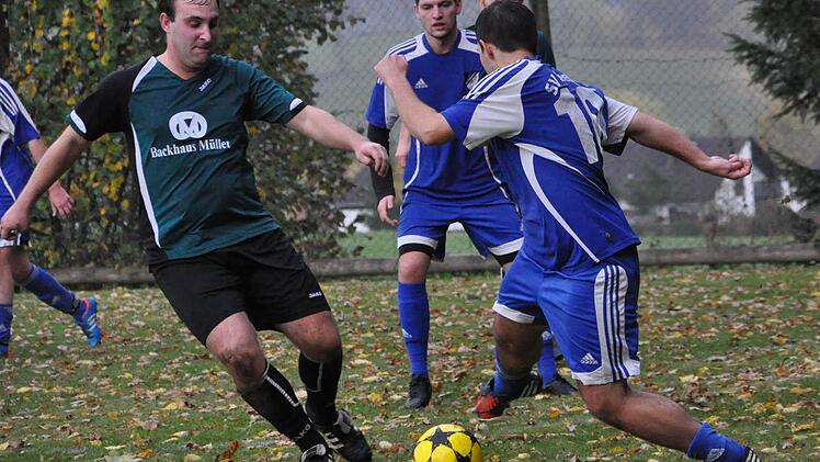 Zu den Leistungsträgern beim SV Friesen III gehört Florian Baier (links), der auch beim Spitzenspiel in Seelach zum Sieg seiner Mannschaft und damit zum Herbstmeistertitel beitrug. Foto: Herbert Kalb