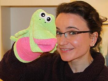 Weil sie gelbe Bade-Entchen kitschig findet, greift Redakteurin Ulrike Müller lieber zum froschgrünen Waschlappen. Foto: Sebastian Fläschner