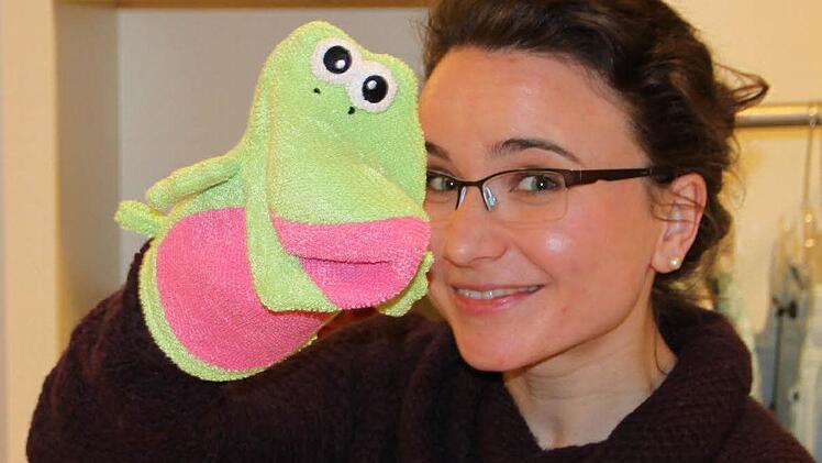 Weil sie gelbe Bade-Entchen kitschig findet, greift Redakteurin Ulrike Müller lieber zum froschgrünen Waschlappen. Foto: Sebastian Fläschner