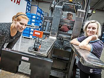Antonia Bauer (links) und Barbara Marr beobachten, wie Herbert Leuci mit dem Mini-Stapler auf der Gabel den Quader ins Ziel bringt.  Fotos: Steffens