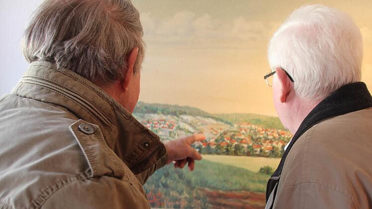 "Da war am Steinberg noch der Graben", Werner Eichler und Manfred Fausten beim Bilderstudium.