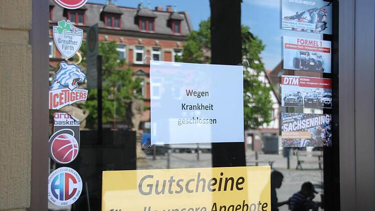 "Wegen Krankheit geschlossen" steht auf einem Zettel an der Tür Foto: Jennifer Hauser