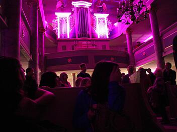 Die Stammbacher Kirche war der Höhepunkt der Illumination - und auch nachts Anziehungspunkt für viele Menschen. Fotos: Sonny Adam