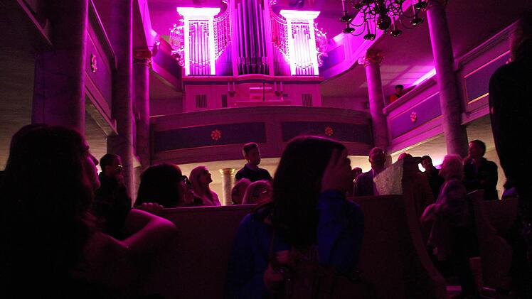 Die Stammbacher Kirche war der Höhepunkt der Illumination - und auch nachts Anziehungspunkt für viele Menschen. Fotos: Sonny Adam