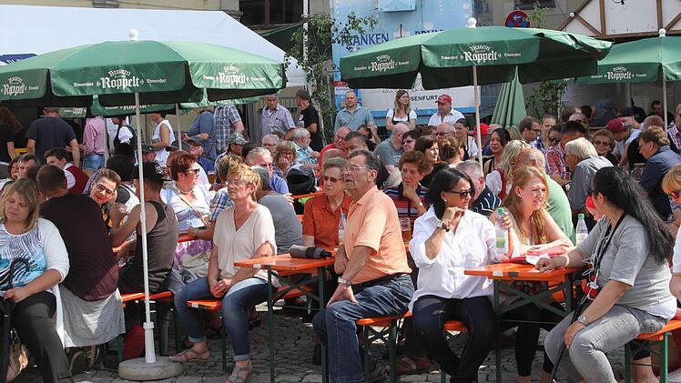 Die Zuschauer genossen das schöne Wetter und gute Bier.