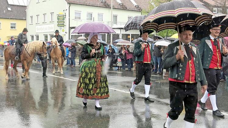 Traditionell wird der Umritt von den Effeltrichern in Tracht begleitet.