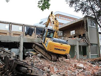 Der Abrissbagger beißt sich durch die alten Turnhallen. Im Hintergrund ist der Kollegstufenbau des Gymnasiums zu sehen. Foto: Andreas Dorsch