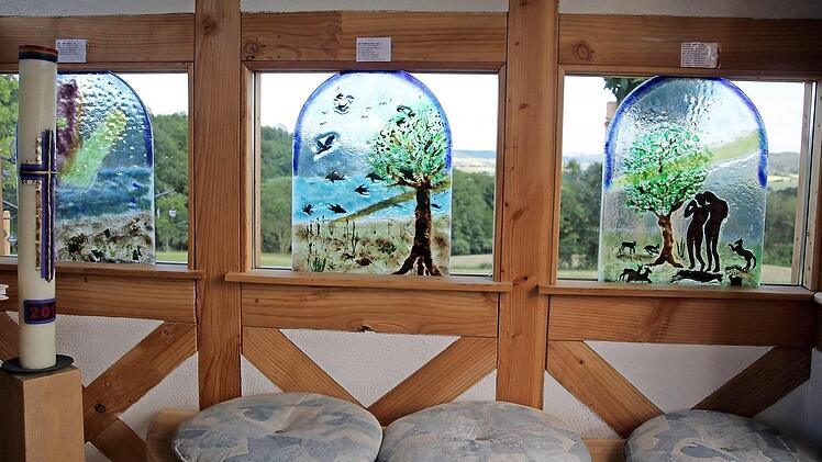 Sieben Glasbilder von Wilfried Radtke stellen die Schöpfungsgeschichte dar und zieren knapp die Hälfte der Kapellenfenster. Sitzbänke laden innen und außen zum Verweilen ein. Fotos: Bettina Knauth
