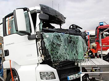 Das Fahrerhaus des Milchlasters ist völlig zerstört. Der Fahrer konnte erst nach 90 Minuten daraus befreit werden. Foto: Andreas Schmitt