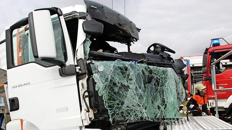 Das Fahrerhaus des Milchlasters ist völlig zerstört. Der Fahrer konnte erst nach 90 Minuten daraus befreit werden. Foto: Andreas Schmitt