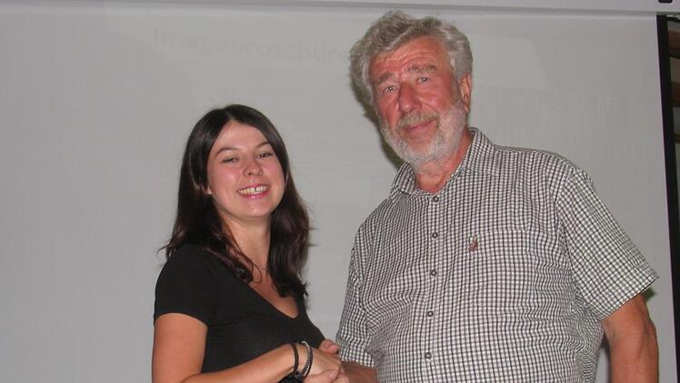 Gerhard Karg übergibt das Amt des Vorsitzenden kommissarisch an Jessica Leicher.  Foto: Hilmar Ruppert