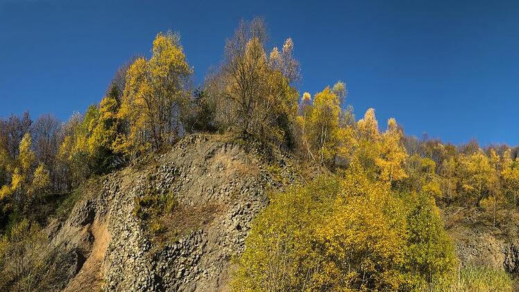 Mit dem Geotop Gebirgsstein erschließt der  Basaltweg ein Highlight. Foto: Jürgen Hüfner