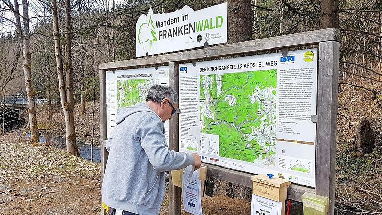 Direkt an der Staatsstraße 2198 von Mauthaus nach Dürrenwaid befindet sich der Wanderparkplatz Rothmaiseltal. An dem hier befindlichen Schaukasten hat die FWV-Ortsgruppe Dürrenwaid nun die Möglichkeit zur Abstimmung zugunsten des 12-Apostel-Wegs für die Kür von Deutschlands schönstem Wanderweg 2021 geschaffen.