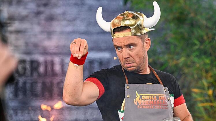 Lorenz Büffel ist der geborene Entertainer. Am Grill aber nicht so dolle. Die Salzstreu-Haltung war zwar perfekt, dafür die Calamaris-Füllung eher nicht.