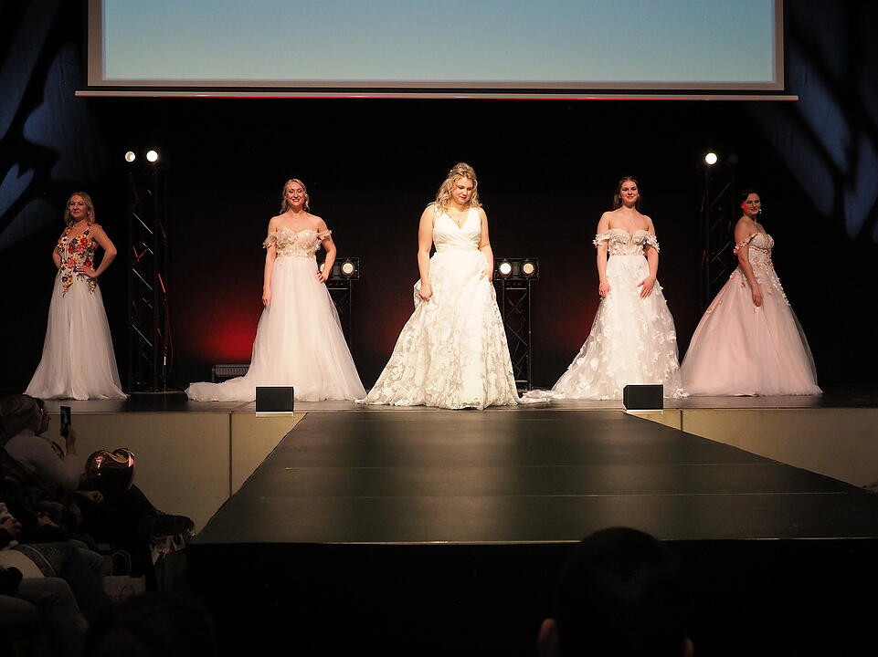 Inkl. Braut- und Festmodenschauen.