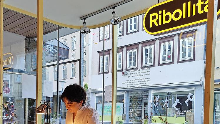 Ines Maria Winklhofer bei einer Lesung im Rahmen von &bdquo;Literatur in den H&auml;usern unserer Stadt&ldquo; 2025.