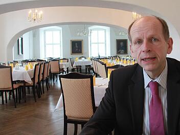 So leer wie auf diesem Bild sind die Säle in Banz selten: Der Verwaltungsleiter und Koordinator der Bildungshäuser Kloster Banz und Wildbad Kreuth, Michael Möslein, legte ein klares Bekenntnis zum Fortbestehen der beiden Häuser ab. Foto: Matthias Einwag