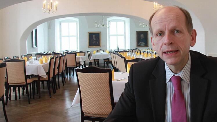 So leer wie auf diesem Bild sind die Säle in Banz selten: Der Verwaltungsleiter und Koordinator der Bildungshäuser Kloster Banz und Wildbad Kreuth, Michael Möslein, legte ein klares Bekenntnis zum Fortbestehen der beiden Häuser ab. Foto: Matthias Einwag