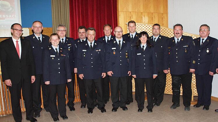 Der Vorstand des Kreisfeuerwehrverbandes mit dem 1. Vorsitzenden, Kreisbrandrat Timm Vogler (rechts) und Landrat Christian Meißner (links). Fotos: Alfred Thiereth