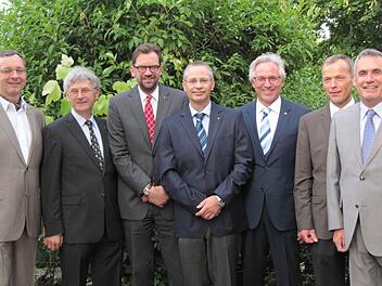 Neuer Lions-Präsident ist Dr. Wes Nakchbandi (Mitte). Als weitere Vorstandmitglieder fungieren (von links) Peter Scheder (1. Vizepräsident), Prof. Dr. Andreas Kuchler (Clubmaster), Georg Schulte (Schatzmeister), Joachim Hockgeiger (Pastpräsident), Winfried Kleinhenz (2. Vizepräsident) sowie Mathias Stöth (Sekretär).  Foto: Lions Club