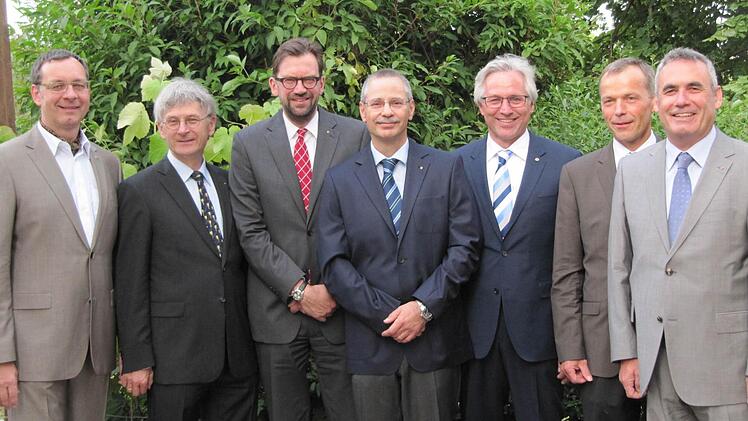 Neuer Lions-Präsident ist Dr. Wes Nakchbandi (Mitte). Als weitere Vorstandmitglieder fungieren (von links) Peter Scheder (1. Vizepräsident), Prof. Dr. Andreas Kuchler (Clubmaster), Georg Schulte (Schatzmeister), Joachim Hockgeiger (Pastpräsident), Winfried Kleinhenz (2. Vizepräsident) sowie Mathias Stöth (Sekretär).  Foto: Lions Club