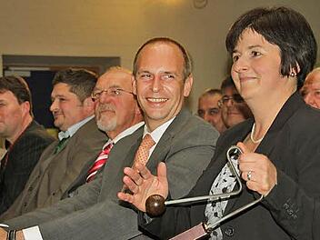 Die neue Schulleiterin der Realschule Burgkunstadt Monika Geiger spielte bei ihrer Amtseinführung das Rhythmusinstrument Vibraslap im Beisein (von links) ihrer beiden Stellvertreter Harald Gerner und Alexander Pörner, dem Ministerialbeauftragten für die Realschulen in Oberfranken, Heinrich Hausknecht und Landrat Christian Meißner.  Fotos: Stephan Stöckel