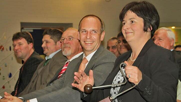 Die neue Schulleiterin der Realschule Burgkunstadt Monika Geiger spielte bei ihrer Amtseinführung das Rhythmusinstrument Vibraslap im Beisein (von links) ihrer beiden Stellvertreter Harald Gerner und Alexander Pörner, dem Ministerialbeauftragten für die Realschulen in Oberfranken, Heinrich Hausknecht und Landrat Christian Meißner.  Fotos: Stephan Stöckel