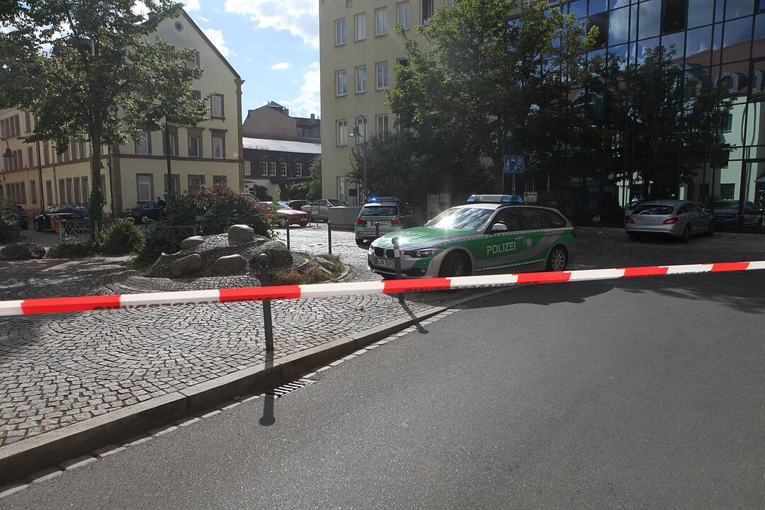 SEK Einsatz - Mann droht mit angeblicher Waffe