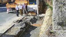 Vor dem alten Schulhaus in Neuensorg klafft ein großer Graben. Neben einer neuen Stützwand wird der Gehsteig verbreitert.
