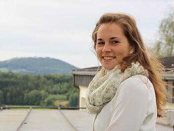 Katharina Balfer auf dem Volkersberg mit Blick auf den Dreistelz. Foto: Ralf Ruppert