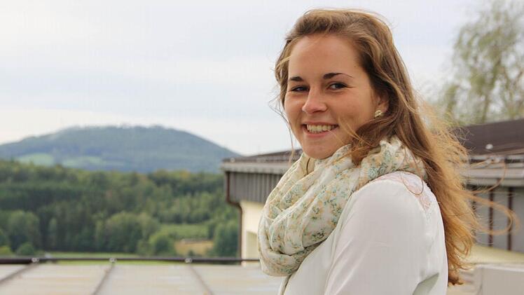 Katharina Balfer auf dem Volkersberg mit Blick auf den Dreistelz. Foto: Ralf Ruppert