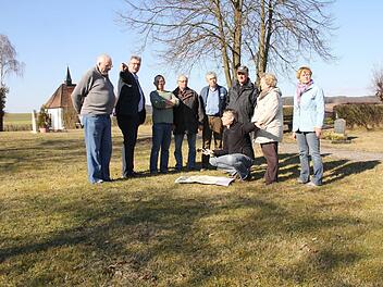 Im März 2012 wurden die Pläne für die Umgestaltung des Friedhofes in Memmelsdorf noch erläutert. Nun ist die Maßnahme dank einer regen Bürgerinitiative abgeschlossen, berichtete Bürgermeister Helmut Dietz (Zweiter von links) bei der Bürgerversammlung.  Foto: Archiv, Helmut Will