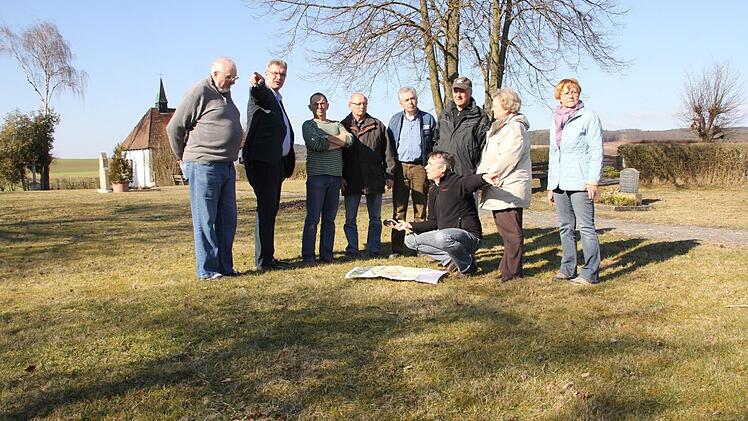 Im März 2012 wurden die Pläne für die Umgestaltung des Friedhofes in Memmelsdorf noch erläutert. Nun ist die Maßnahme dank einer regen Bürgerinitiative abgeschlossen, berichtete Bürgermeister Helmut Dietz (Zweiter von links) bei der Bürgerversammlung.  Foto: Archiv, Helmut Will