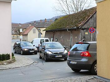 Die Enge in Pretzfelds Ortsmitte zwingt zum langsamen Fahren. Dennoch fordern einige Bürger seit Jahren beharrlich eine Reduzierung des Tempos auf 30 km/h. Foto: Barbara Herbst