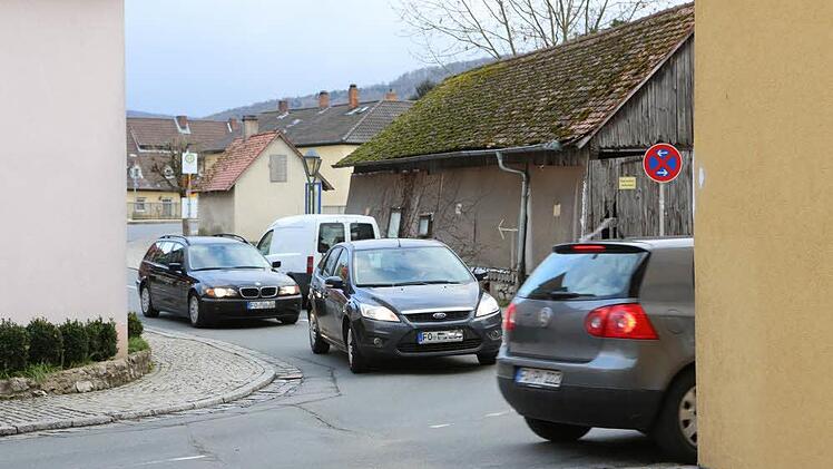 Die Enge in Pretzfelds Ortsmitte zwingt zum langsamen Fahren. Dennoch fordern einige Bürger seit Jahren beharrlich eine Reduzierung des Tempos auf 30 km/h. Foto: Barbara Herbst