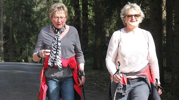 Erika Frank und Hannelore Wanneck haben fünf Kilometer hinter sich. Foto: Sonny Adam