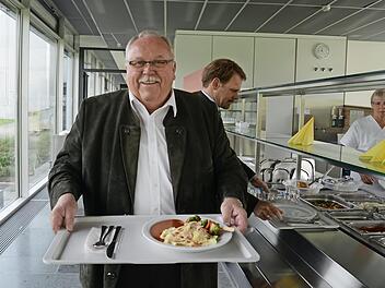 Unter den Testessern im Personalcasino der Klinik waren B&uuml;rgermeister Franz Streit (vorn) und Krankenhausdirektor Sven Oelkers . Foto: Klinikum
