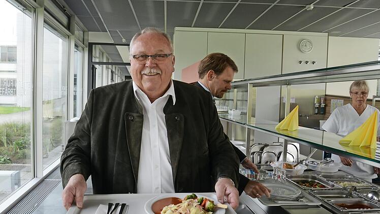 Unter den Testessern im Personalcasino der Klinik waren B&uuml;rgermeister Franz Streit (vorn) und Krankenhausdirektor Sven Oelkers . Foto: Klinikum