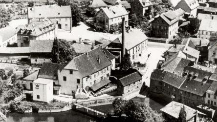 Das Foto aus der Nachkriegszeit zeigt die Mühlen an der Saale, in der Bildmitte die Herrenmühle.  Foto: Museum Herrenmühle