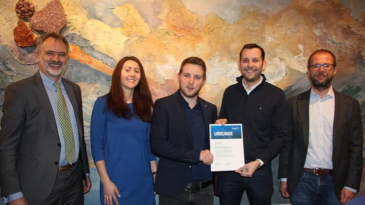 Sie freuen sich mit Tom Deuerling (Dritter von links) über das gute Ergebnis (von links): Geschäftsstellenleiter des Bauindustrieverbands Bayern, Martin Schneider, Sabrina Heinz, Peter Heinz und der Bezirksvorsitzende des Bauindustrieverbands, Thomas Dick.  Foto: Veronika Schadeck