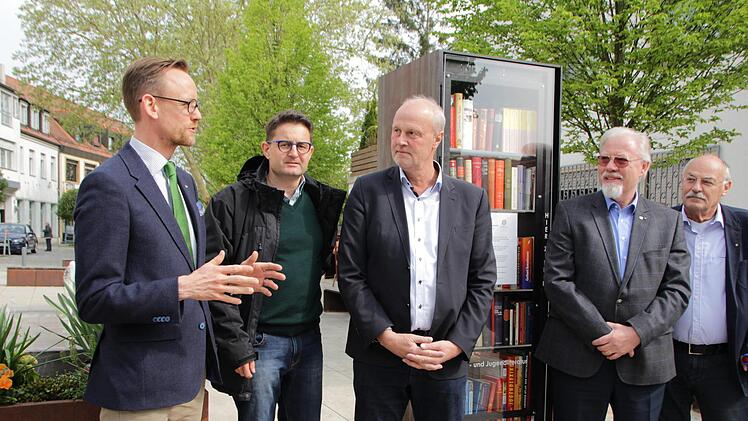 "Die B&uuml;chers&auml;ule soll dazu einladen, sich mit B&uuml;chern auseinanderzusetzen", begr&uuml;ndet Thomas Pickel (links) seine Initiative.Mirjam Stumpf