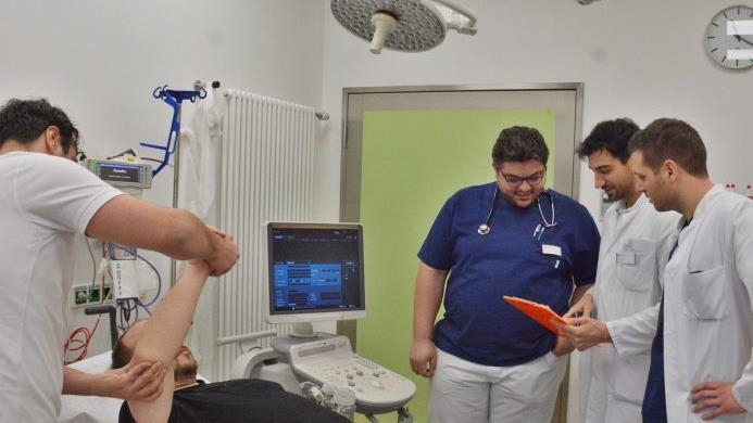 Ein junger Mann musste in der Notaufnahme behandelt werden. Ein fachkundiges Ärzteteam stand zur Verfügung.   Foto: Hanns Friedrich